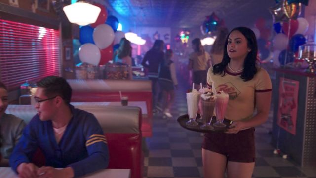 The jean shorts bordeaux AEO of Cheryl Blossom (Madelaine Petsch) in Riverdale S02E02