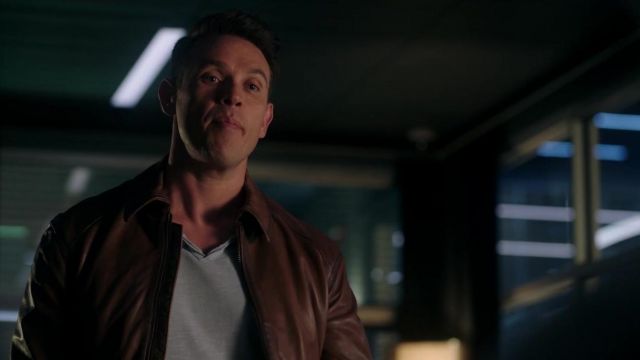 Veste en cuir marron portée par Dan Espinoza (Kevin Alejandro) comme on le voit dans la série télévisée Lucifer (saison 5 épisode 12)