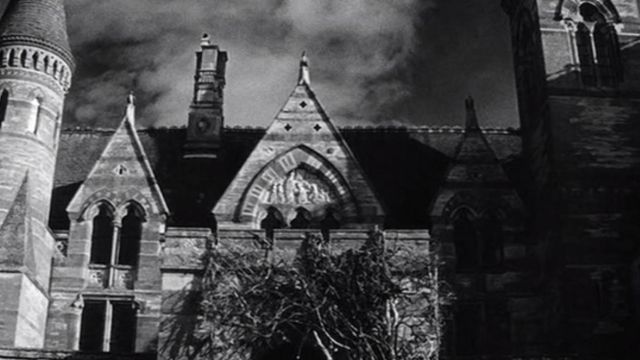 L'hôtel néo-gothique Ettington à Stratford-Upon-Avon sert de décor au film La Maison du Diable