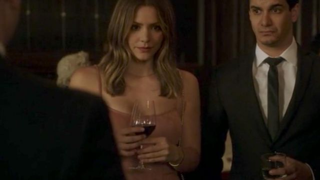 El vestido de ante salmón rosa BCBGMAXAZRIA usado por Paige Dineen (Katharine McPhee) en Scorpion S04E05