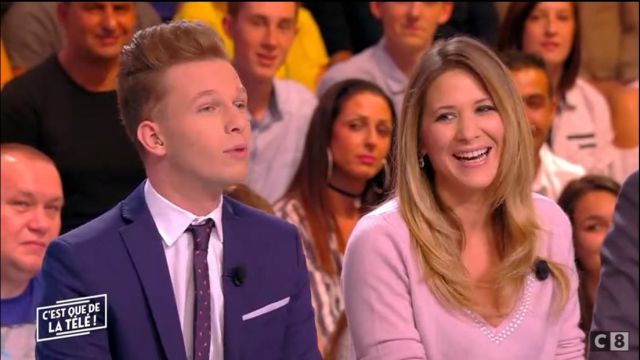 Le Pull en cachemire muni d'un col V orné de perles de stéphanie loire dans C'est que de la télé du 26/10/2017