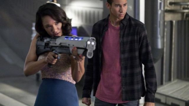 The crop top pink soft Kimshi Blue Iris West (Candice Patton) in The Flash S04E02