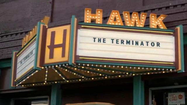 La película terminator en el teatro Hawk en Hawkins como se ve en Stranger Things S02E01