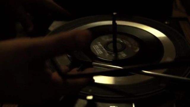 The 45 rpm "islands in the stream" that listen to Bob Newby (Sean Astin) and Joyce Byers (Winona Ryder) in Stranger Things S02E02