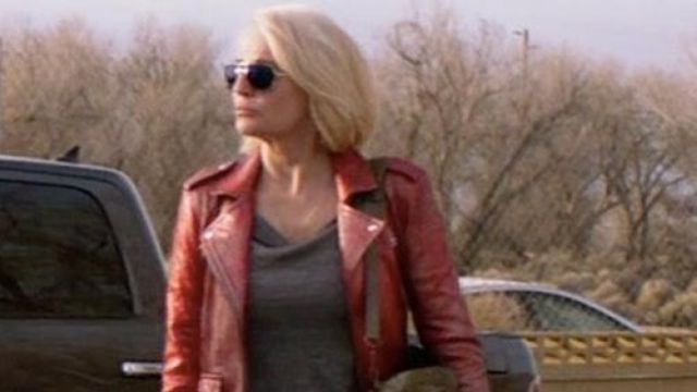 The jacket in red leather Janine Cody (Ellen Barkin) in the Animal Kingdom