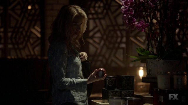 The candle Voluspa Persimmon & Copal Meadow Wilton (Leslie Grossman) in American Horror Story S07E06