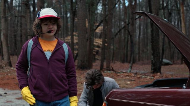 The hat blue white red 80s of Dustin Henderson (Gaten Matarazzo) in Stranger Things Season 2 Episode 6