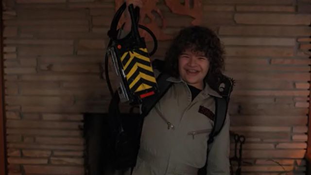 The trap ghost Ghostbusters of Dustin Henderson (Gaten Matarazzo) in Stranger Things Season 2 Episode 2