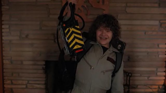 Le piège à fantômes Ghostbusters de Dustin Henderson (Gaten Matarazzo) pour la nuit d'Halloween dans Stranger Things S02E02