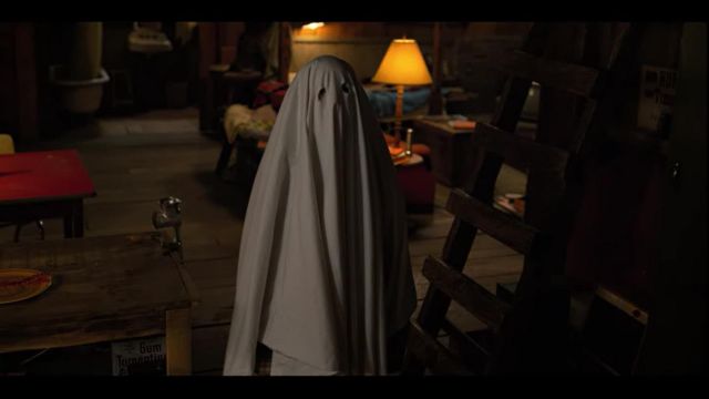 The costume of phantom of Eleven (Millie Bobby Brown) in Stranger Things S02E02