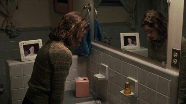 Eau de cologne Avon in the bathroom of the home of Barb in Stranger Things S02E01