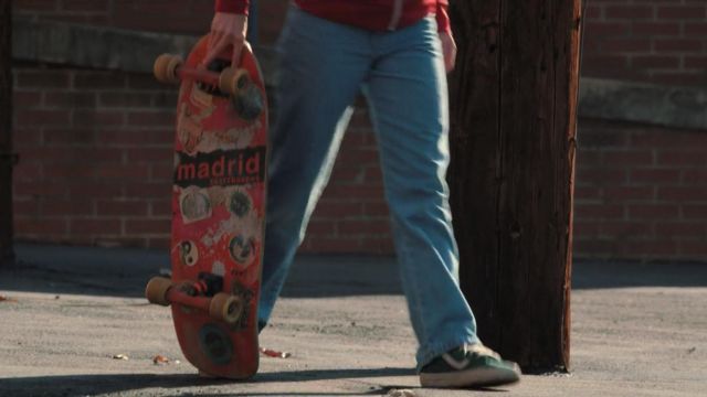 The skateboard Madrid 'Explosion' of MadMax / Max (Sadie Sink) in Stranger Things S02E01