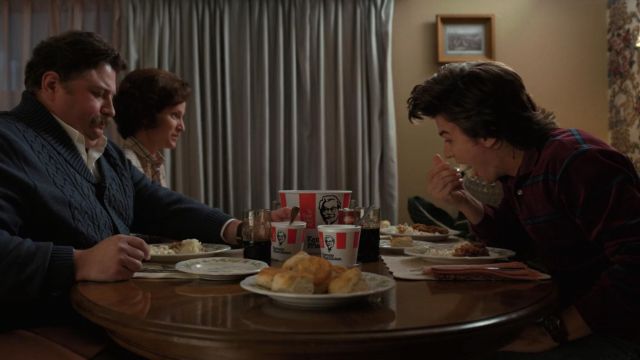 The buckets KFC / Kentucky Fried Chicken in the parents of Barb in Stranger Things S02E01