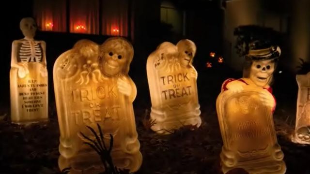The graves light for Halloween outside the house of Dustin Henderson (Gaten Matarazzo) in Stranger Things S02E01