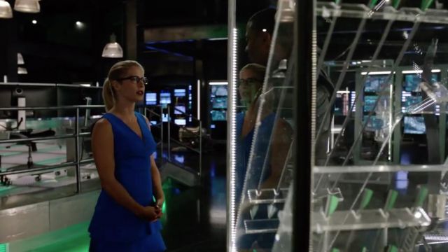 The blue dress Sandro de Felicity Smoak (Emily Bett Rickards) in Arrow S06E03
