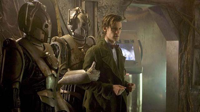 Manteau de velours vert porté par le 11e Docteur (Matt Smith) comme on le voit dans la garde-robe de la série télévisée Doctor Who (saison 6, épisode 12)