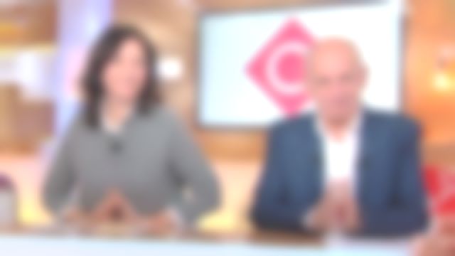 Le pull gris à empiècements dentelles de Marion Ruggieri dans C à vous du 31/10/2017