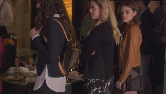 La jupe patchwork en cuir Zara d'Aria Montgomery (Lucy Hale) dans Pretty Little Liars S07E07