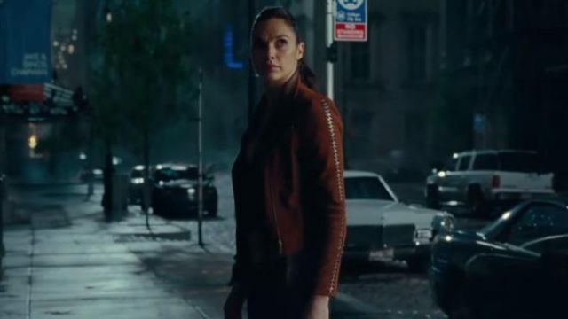 La chaqueta de terciopelo marrón de Diana Prince/Wonder Woman (Gal Gadot) en Liga de la Justicia