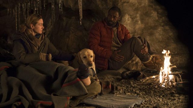 The down jacket red Dr Ben Bass (Idris Elba) in The mountain between us