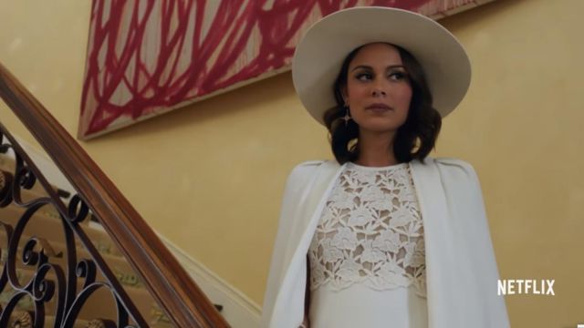 The dress of white lace Crystal Flores (Nathalie Kelley) in Dynasty (S1E01)
