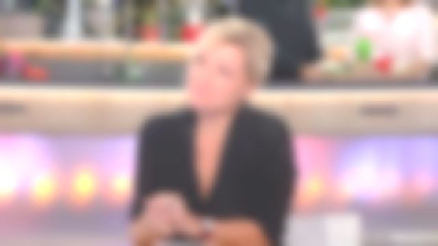 La chemise en soie de Anne-Elisabeth Lemoine dans C à vous du 02/11/2017