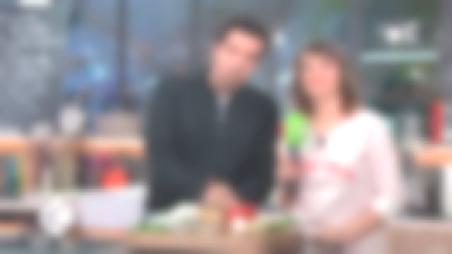 Le sweat attrape-cœurs de Mélanie Taravant dans C à vous du 02/11/2017