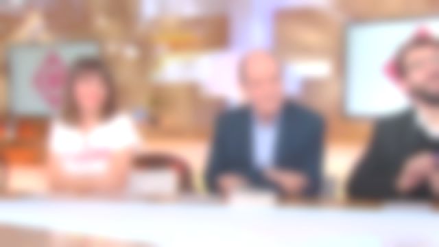 Le t-shirt J'adore de Mélanie Taravant dans C à vous du 03/11/2017