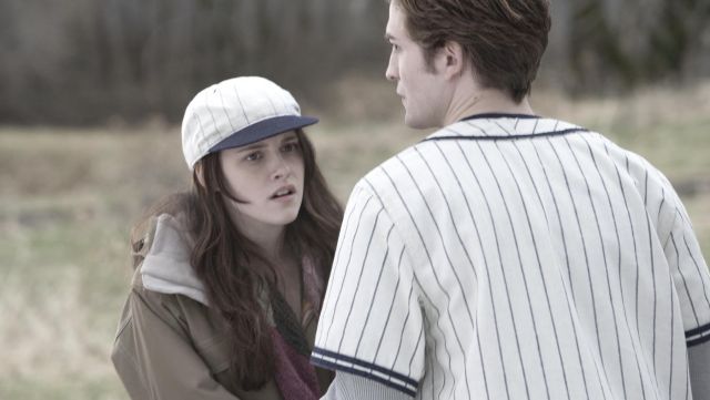 The authentic scarf of Bella Swan (Kristen Stewart) in Twilight, chapitre 1  : Fascination | Spotern