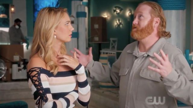 The striped top bare shoulders Scripted Petra Solano (Yael Grobglas) in jane The Virgin S04E04