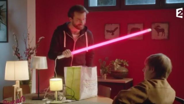 La lampe néon rouge que tient Thomas (Amaury de Crayencour) dans Parents, mode d'emploi