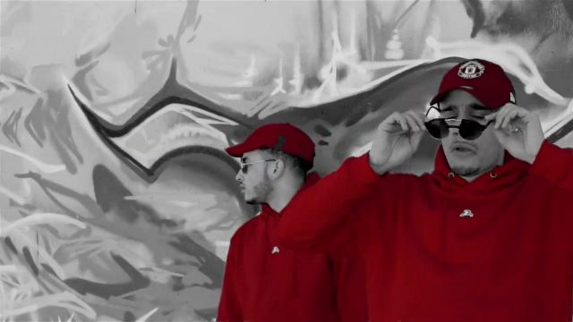 Le sweatshirt rouge a capuche Rewind France de Mister V dans son clip Top Album