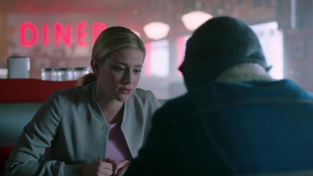 The bomber gray Wilfred Betty Cooper (Lili Reinhart) in Riverdale S02E05