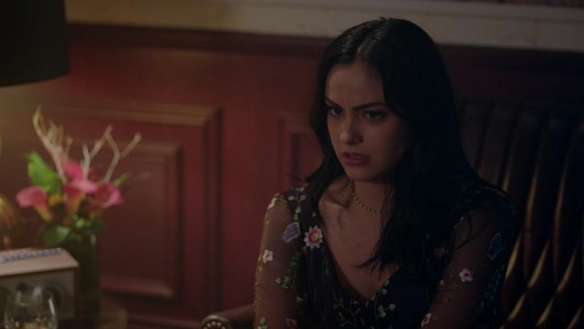 La robe à fleurs transparente de Veronica Lodge (Camila Mendes) dans Riverdale S02E05