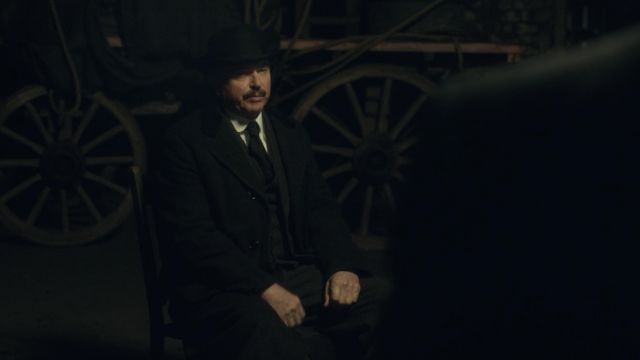 Le chapeau melon de Chester Campbell (Sam Neill) dans Peaky Blinders S01E04