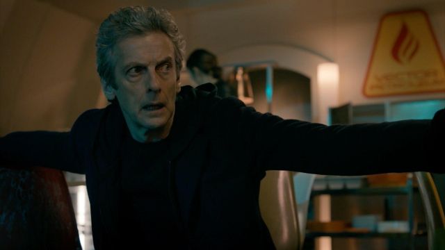 Le sweatshirt à capuche noir du 12ème Docteur (Peter Capaldi) dans Doctor Who S09E03