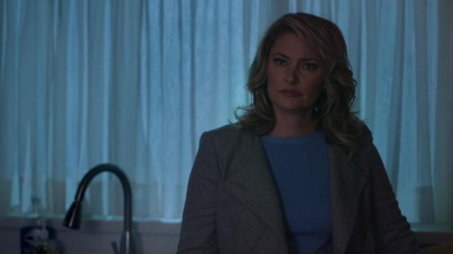 The grey coat Ted Baker of Alice Cooper (Madchen Amick) in Riverdale S02E05