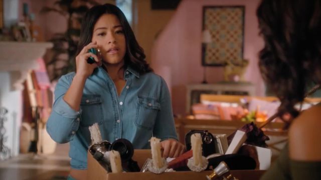 The denim shirt Cupcakes and Cashmere of Jane Villanueva (Gina Rodriguez) in Jane The Virgin S04E05