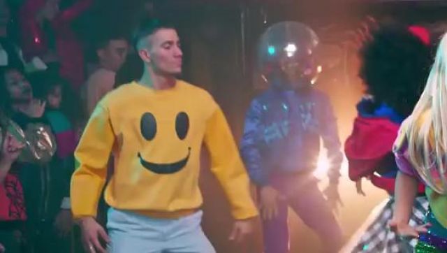 Le sweatshirt jaune smiley dans le clip Je sais pas danser de Natoo