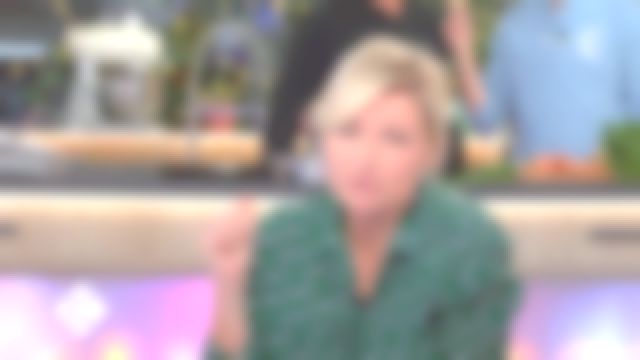 La chemise imprimée de Anne-Elisabeth Lemoine dans C à vous du 06/11/2017