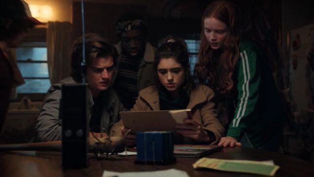The tracksuit jacket green Max Mayfield (Sadie Sink) in Stranger Things S02E08