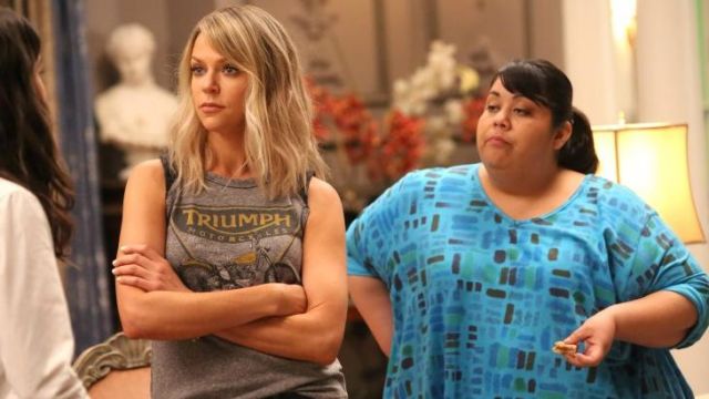 The t-shirt Triumph of Mackenzie Murphy (Kaitlin Olson) in Very bad Nanny The Mick S01E11