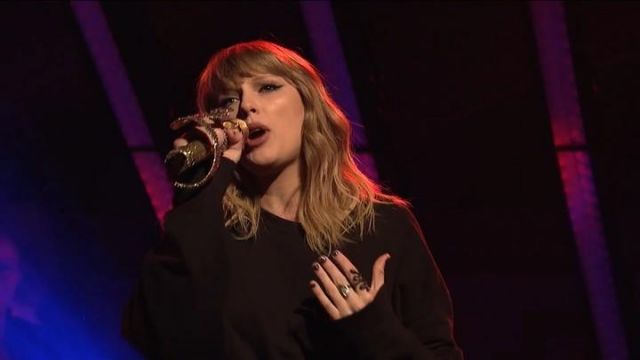 La bague serpent de Taylor Swift portée au Saturday Night Live pendant sa prestation de ...Ready For It?