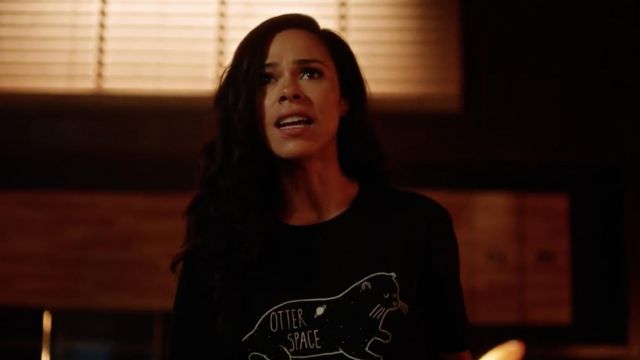 The t-shirt black Otter Space of Cynthia (Jessica Camacho) in The Flash S04E04