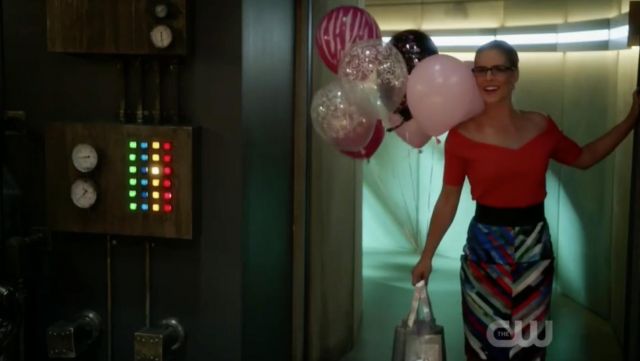 La jupe Milly de Felicity Smoak (Emily Bett Rickards) dans The Flash S04E05