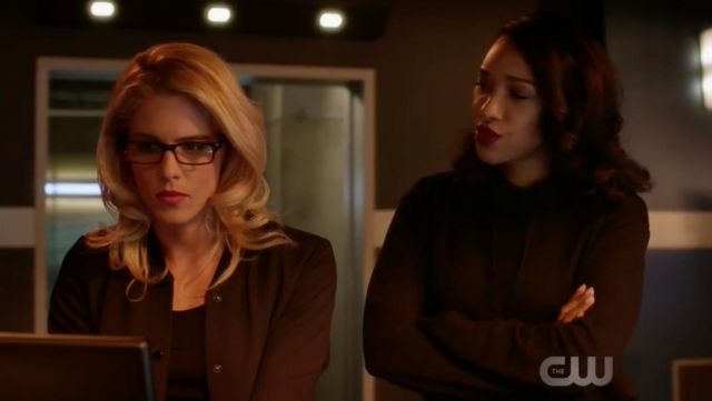 Bomber black Wilfred of Felicity Smoak (Emily Bett Rickards) in The Flash S04E05