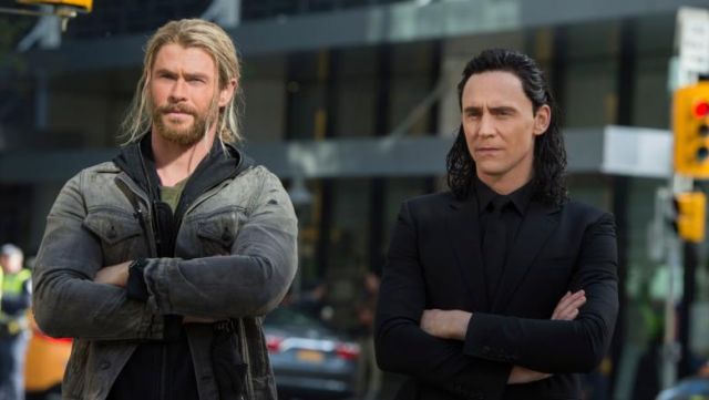 Sweatshirt black zipped up to the top of the hood of Thor (Chris Hemsworth) in Thor : Ragnarok
