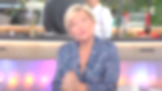 La chemise haut de pyjama de Anne-Elisabeth Lemoine dans C à vous du 15/11/201