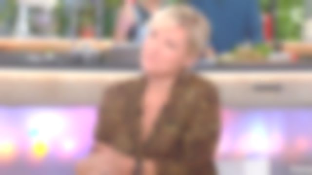 /La chemise haut de pyjama imprimée léopard de Anne-Elisabeth Lemoine dans C à vous du 17/10/2017