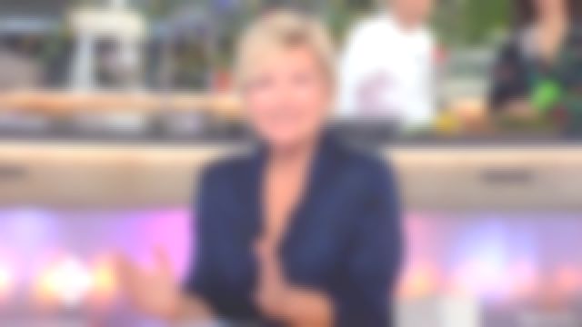 La chemise haut de pyjama de Anne-Elisabeth Lemoine dans C à vous du 13/11/2017